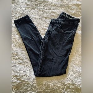 ⚫️ Men’s IZOD Skinny Jeans